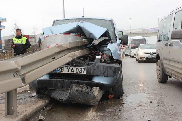 Kontrolden Çıkan Ticari Araç Demir Bariyerlere Saplandı: 1 Yaralı