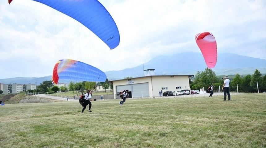 Dostum&rsquo;un Yama&ccedil; Paraş&uuml;t&uuml; Kursu Devam Ediyor