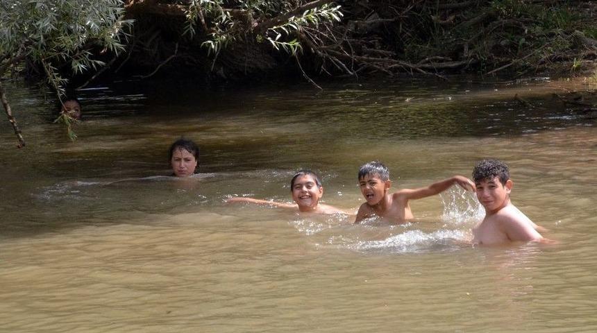 K&ouml;y &Ccedil;ocuklarının Serinleme Keyfi