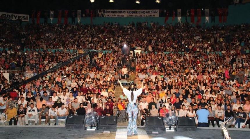 Derya Uluğ Akşehir&rsquo;de Hayranlarını Coşturdu