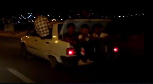 Otomobille Sığmayan Gen&ccedil;ler &Ccedil;areyi Bagajda Buldu 1