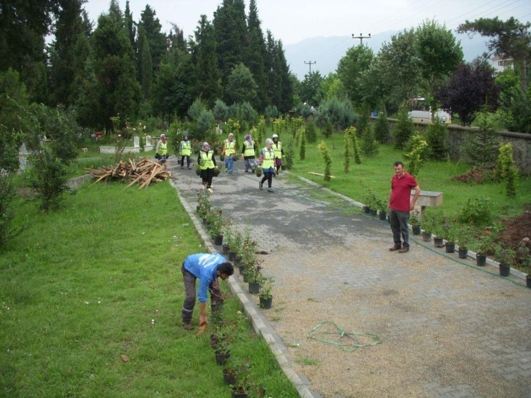 Kartepe&rsquo;de Mezarlıklarda &Ccedil;evre D&uuml;zenlemesi Yapıldı