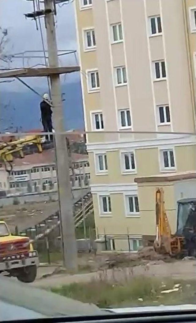 Elektrik İşçileri Metrelerce Yükseklikteki Direklerde Ölümle Dans Ettiler