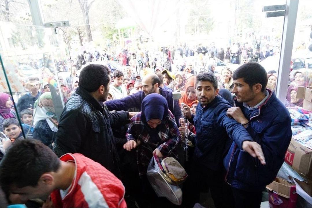 Tokat&rsquo;ta Mağaza A&ccedil;ılışında İzdiham Yaşandı
