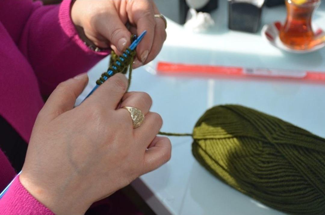 Mehmet&ccedil;ik &Uuml;ş&uuml;mesin Diye Hep Birlikte Atkı Ve Bere &Ouml;rd&uuml;ler