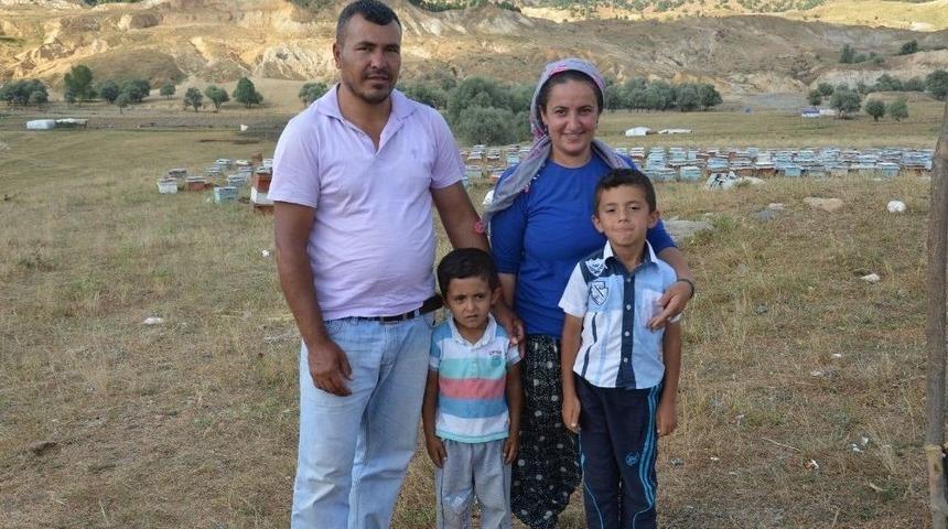 Arıcı &Ccedil;ift, Bal &Uuml;reterek Ge&ccedil;imlerini Sağlıyor