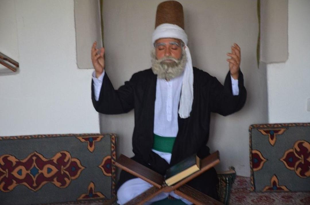 (&ouml;zel Haber) Dergahında Gelen Ziyaret&ccedil;ilere Şeyh Edebali Hazretleri Canlandırılıyor