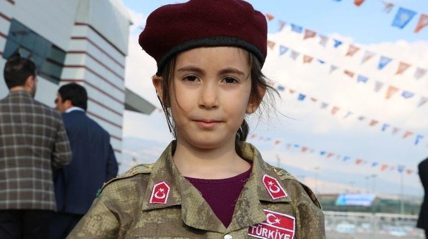 (&ouml;zel) Cumhurbaşkanı 6 Yaşındaki Bordo Bereli Kızı Teselli Etti