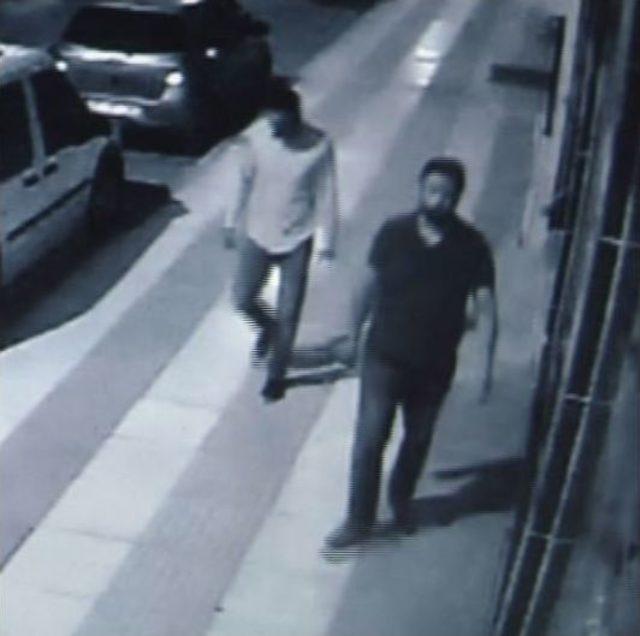 Karı Kocayı Darp Edip Soyan Şüphelilerden Biri Evde Yakalandı 1