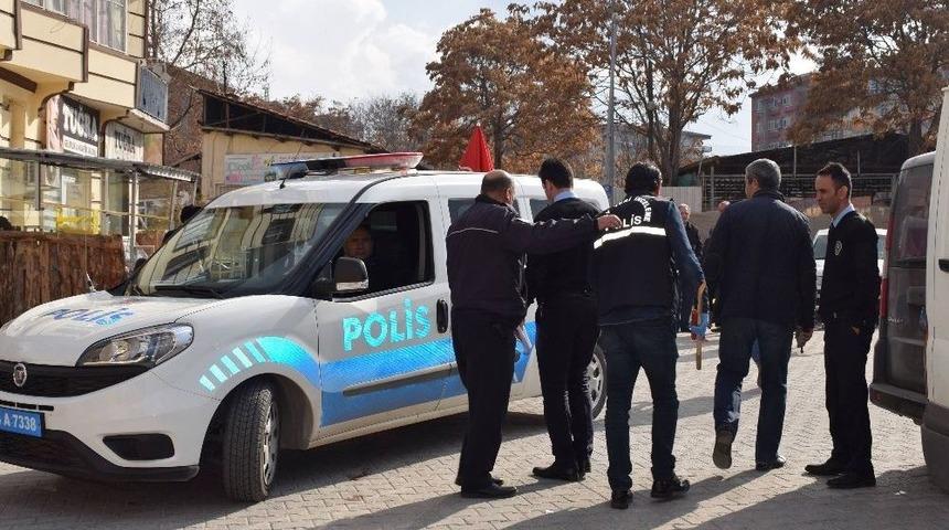 İki Grup Arasındaki Tartışma Silahlı Kavgaya D&ouml;n&uuml;şt&uuml;: 1 Yaralı