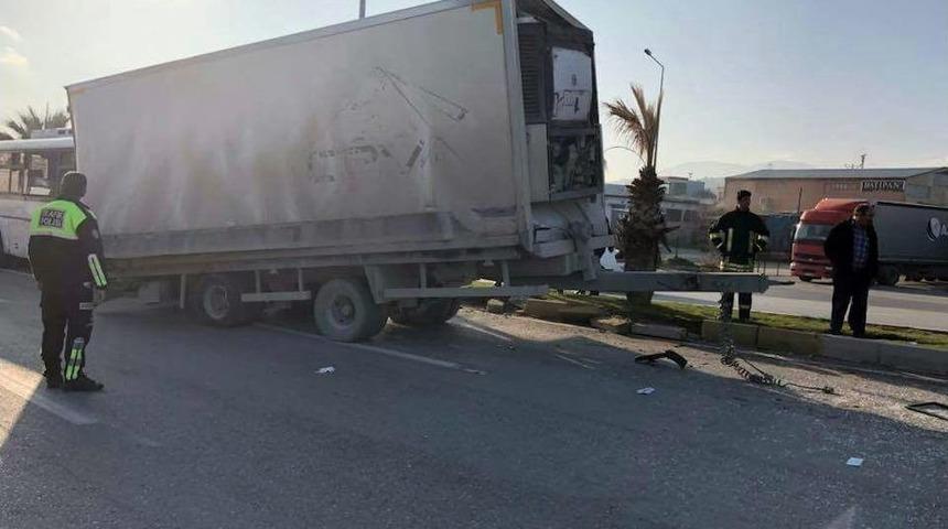 Dorsesi Kopan Tır Zincirleme Kazaya Yol A&ccedil;tı: 16 Yaralı