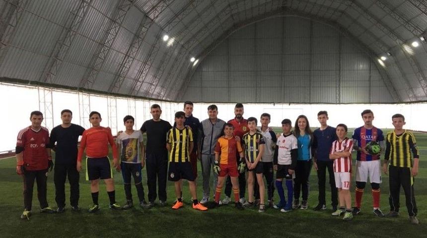 Hakkari Polisi &Ouml;ğrencilerle Halı Saha Ma&ccedil;ı Yaptı