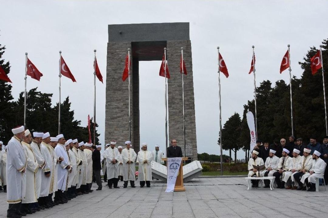 Afrin&rsquo;deki Mehmet&ccedil;ikler İ&ccedil;in Şehitler Abidesi&rsquo;nde Dua