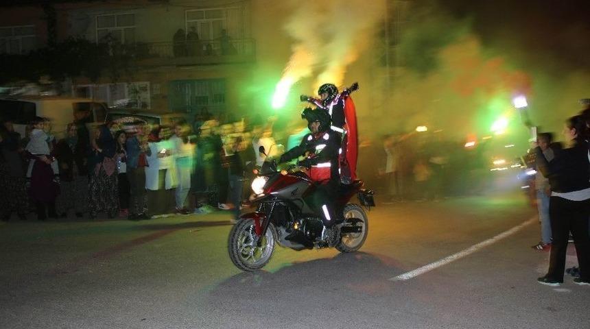 Motosiklet Sevdalılarının K&ouml;pr&uuml;l&uuml; Kanyon Gezisinde Renkli G&ouml;r&uuml;nt&uuml;ler Oluştu