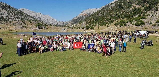 Motosiklet Sevdalılarının Köprülü Kanyon Gezisinde Renkli Görüntüler Oluştu