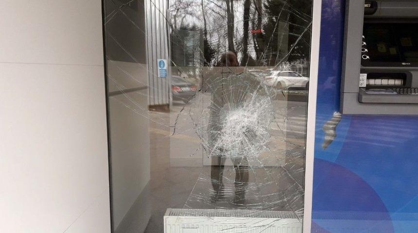 Bor&ccedil;larının Yapılandırılmamasına Kızdı, Bankanın Camlarını Kırdı