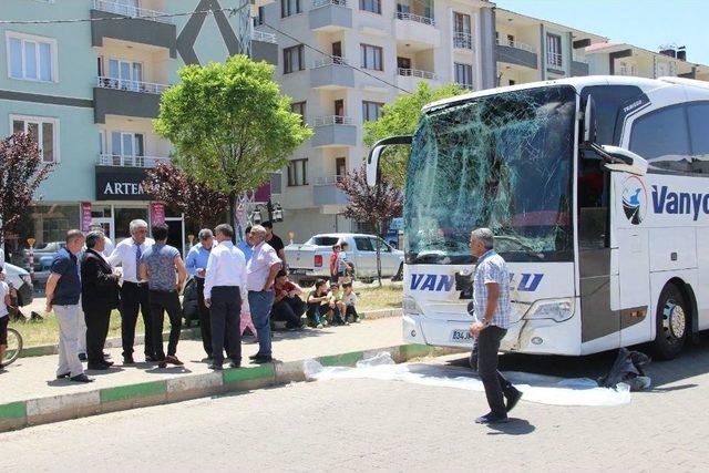 Bingöl’de Yolcu Otobüsü Kamyonla Çarpıştı: 8 Yaralı