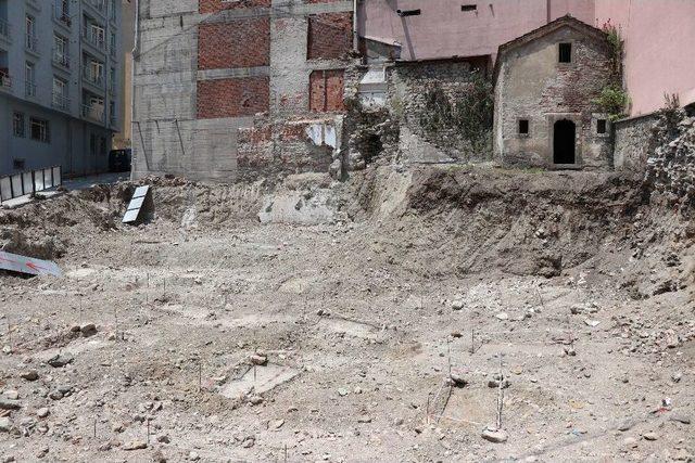 Asırlık Tarihi Ambar Çevresindeki Binaların Yıkılmasıyla Gün Yüzüne Çıktı