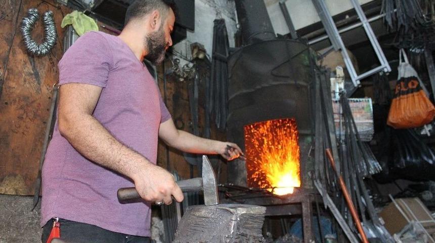 Altmış Derece Sıcakta Kebap Şişi &Uuml;retiyor