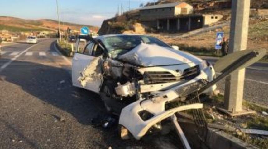 Kamyonet İle Otomobil &Ccedil;arpıştı