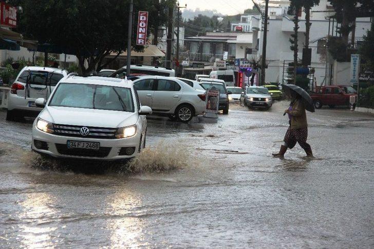 Bodrum’da 15 Dakika Yağan Yağmur Sokakları Göle Çevirdi G1