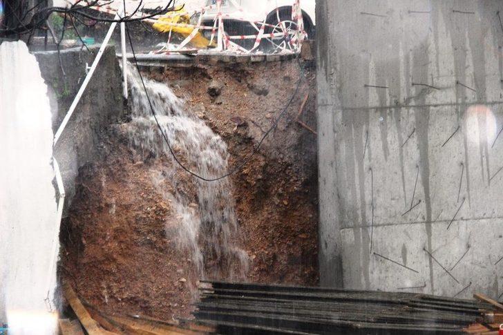 Bodrum’da 15 Dakika Yağan Yağmur Sokakları Göle Çevirdi G2