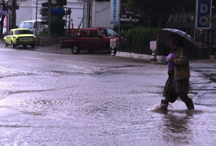 Bodrum’da 15 Dakika Yağan Yağmur Sokakları Göle Çevirdi G3