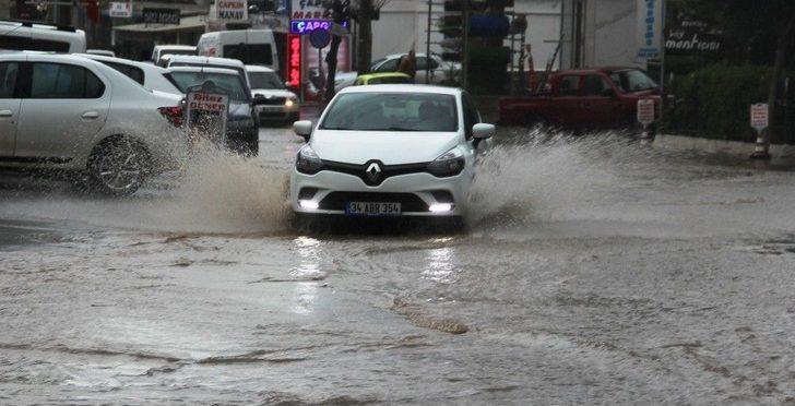 Bodrum’da 15 Dakika Yağan Yağmur Sokakları Göle Çevirdi G4