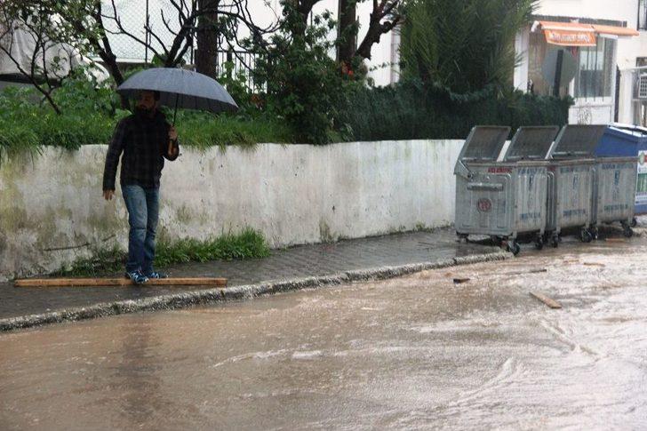 Bodrum’da 15 Dakika Yağan Yağmur Sokakları Göle Çevirdi G5