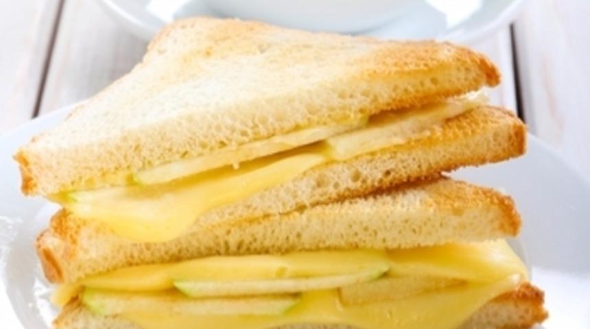 Elmalı Peynirli Tost