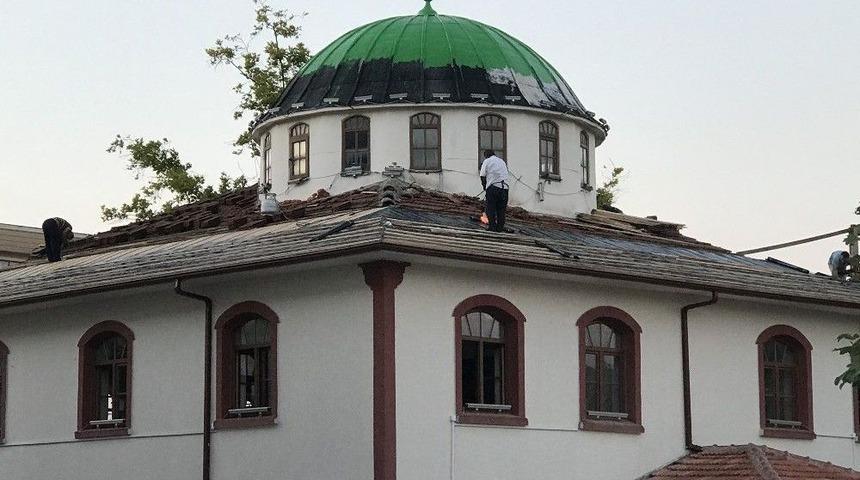 Akçakoca Çuhallı Camisinin Çatısı Onarılıyor