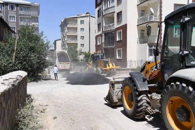 Muş’ta Yol Asfaltlama Çalışması