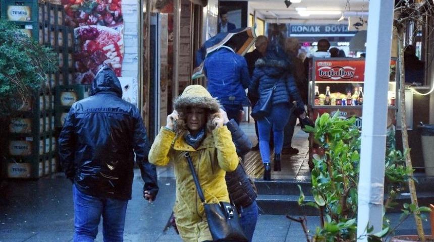 İzmir&rsquo;de Fırtına Hayatı Olumsuz Etkiledi