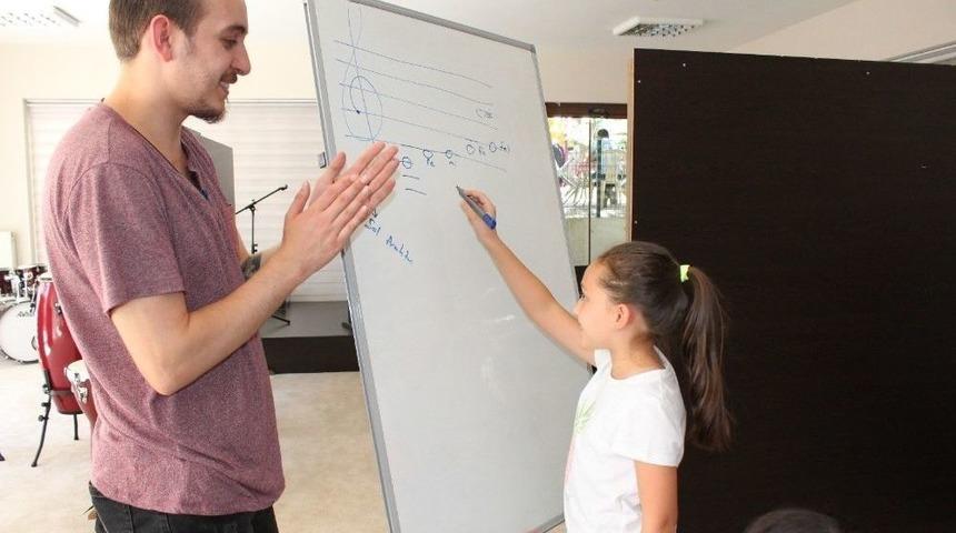 M&uuml;zik Okulu İlk Dersine Başladı