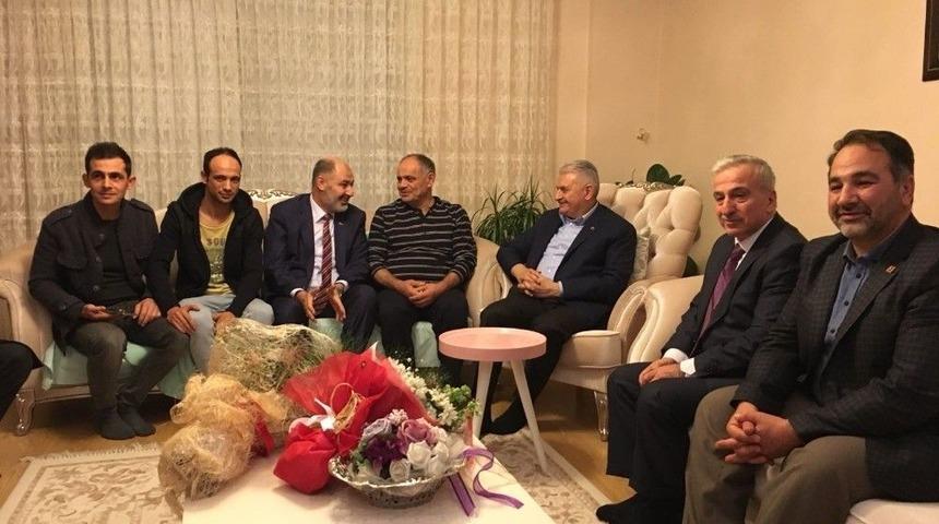 Başbakan Yıldırım, Bı&ccedil;aklanan Belediye Başkanını Ziyaret Etti