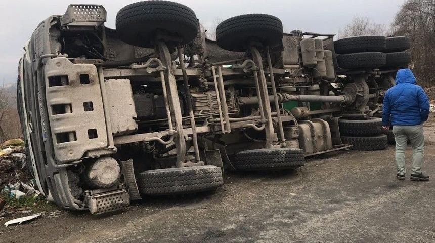 Devrilen Beton Mikserinin S&uuml;r&uuml;c&uuml;s&uuml; Yaralandı