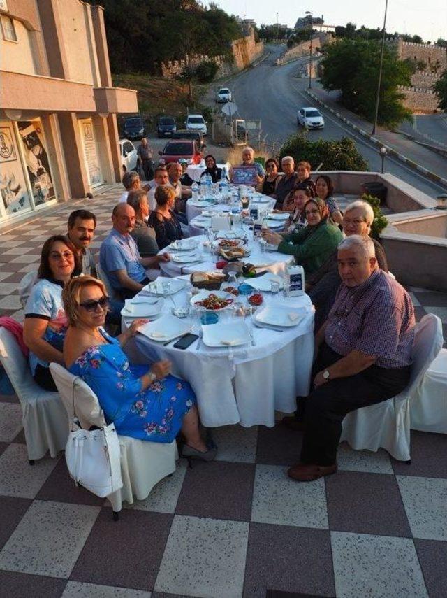 52 Yıl Sonra Okul Arkadaşları İle Buluştular 1