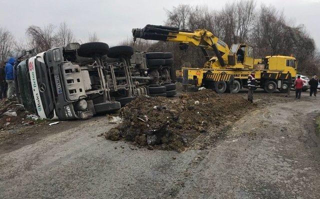 Devrilen Beton Mikserinin Sürücüsü Yaralandı