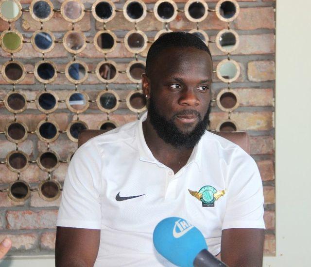 (özel Haber) Elvis Manu: “süper Lig’de Futbolcu Olabilmek İçin Savaşmanız Gerekiyor”