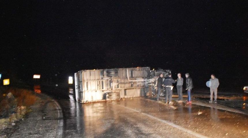 Yağış Nedeniyle Kayganlaşan Yolda Kamyonet Devrildi