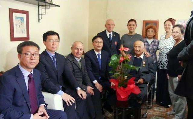 G&uuml;ney Korelilerden Kore Gazilerine Duygulandıran Saygı 1