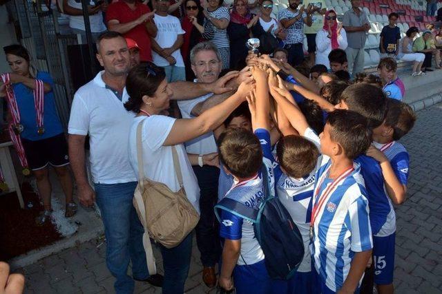 Aliağa’da Sezer Erşan Futbol Turnuvası