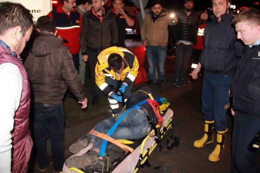 Hafifi Ticari Kamyonete &Ccedil;arpan Motosiklet Alev Alev Yandı