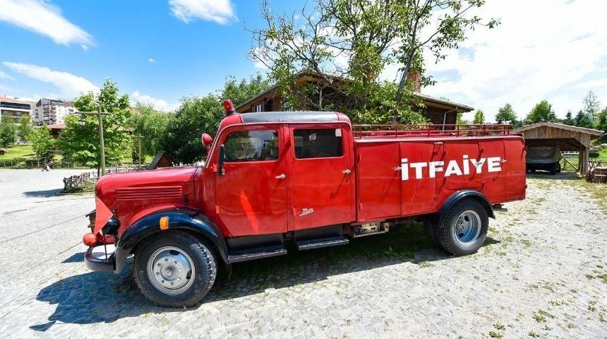 1955 Model İtfaiye Aracı Altınk&ouml;y A&ccedil;ık Hava M&uuml;zesinde