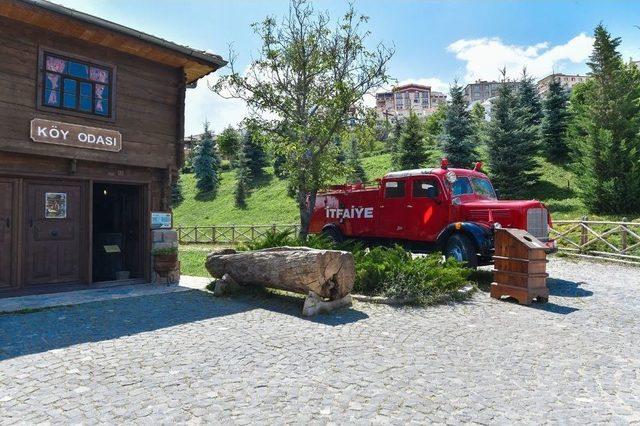 1955 Model İtfaiye Aracı Altınk&ouml;y A&ccedil;ık Hava M&uuml;zesinde 1