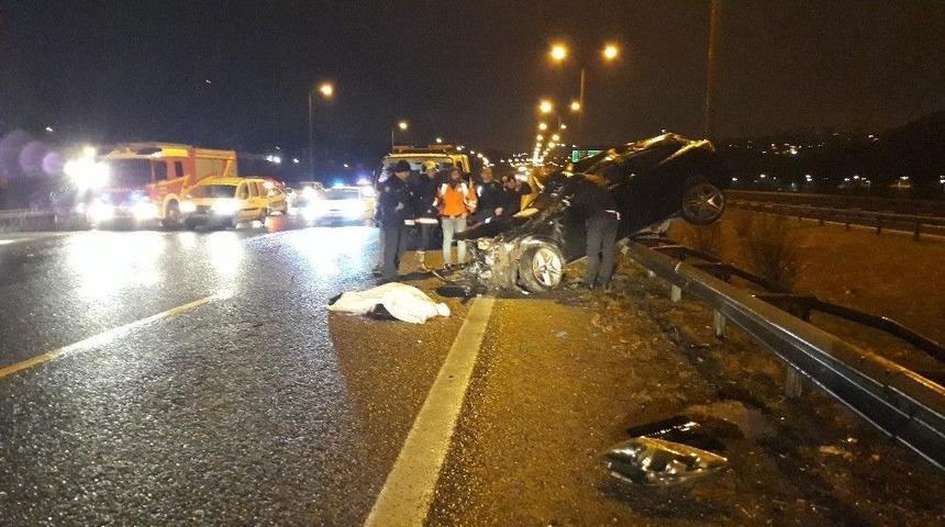 Kontrolden &Ccedil;ıkan Otomobil Hafriyat Kamyonuna &Ccedil;arptı: 1 &Ouml;l&uuml;, 1 Yaralı