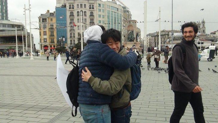 (özel) Taksim’de Japon Turistlerden Sarılmak Bedava G1