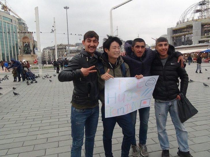 (özel) Taksim’de Japon Turistlerden Sarılmak Bedava G3
