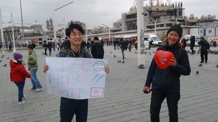 (özel) Taksim’de Japon Turistlerden Sarılmak Bedava G5