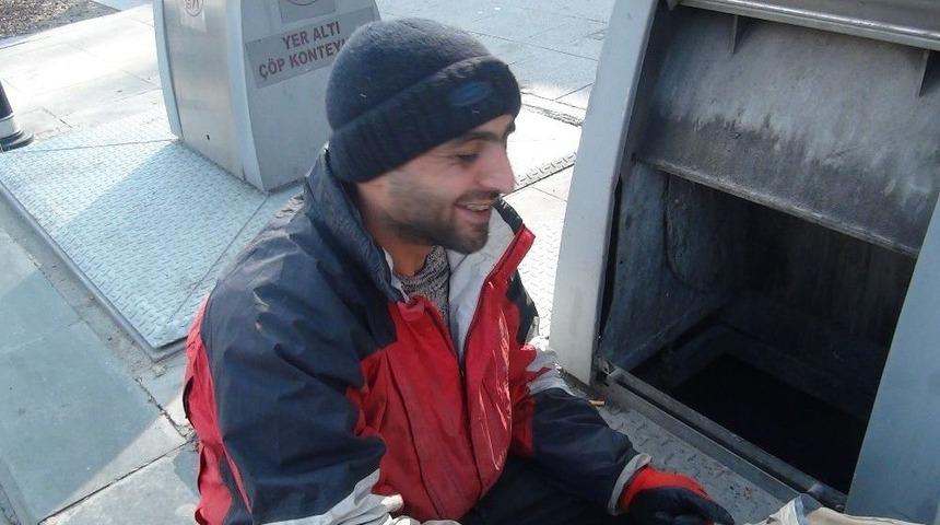 (özel Haber) Ekmeklerini Yeraltı Çöp Konteynerinden Çıkarttılar